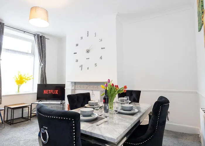 Cosy Four Bedroom Terrace Rishton